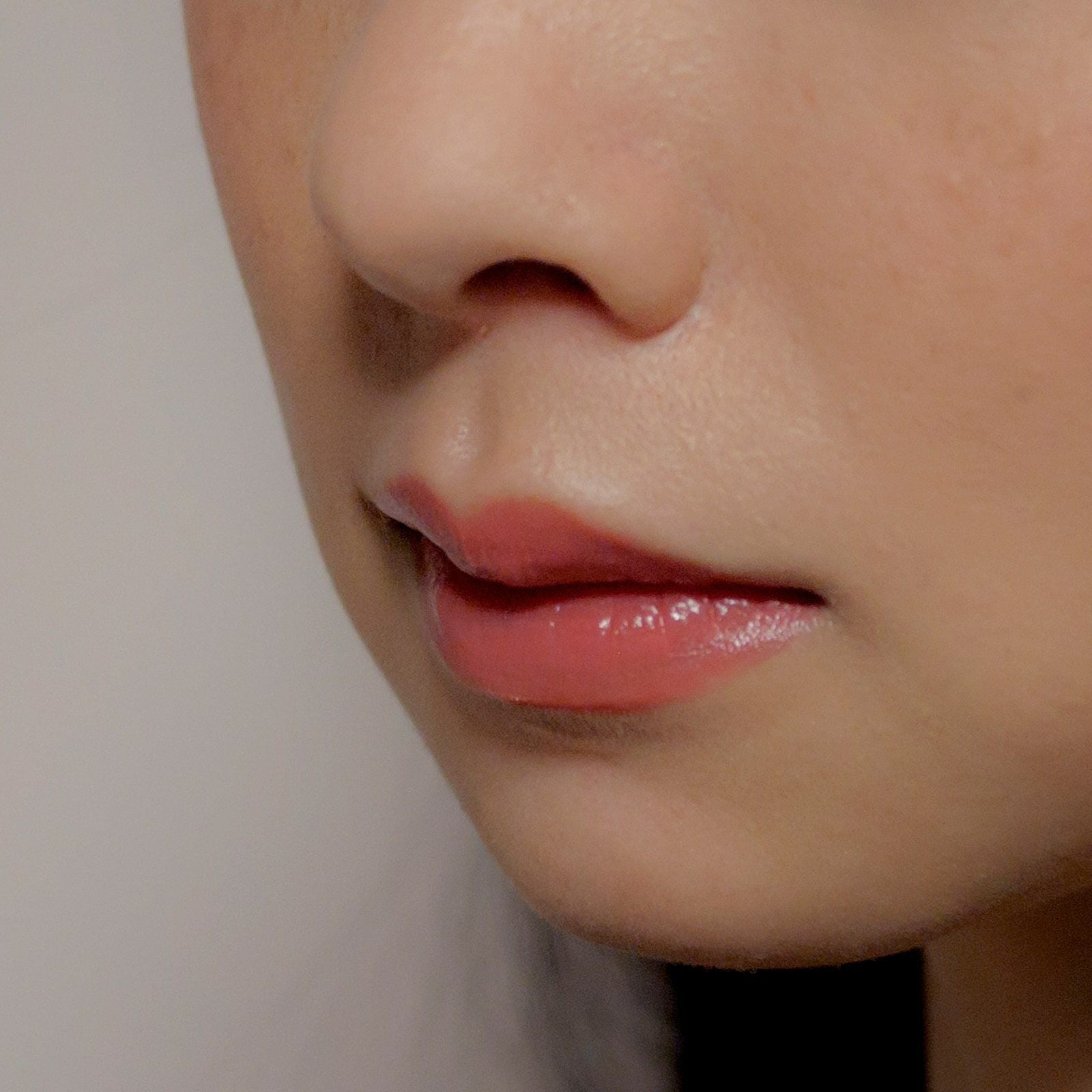 日本の伝統色“大和色”を軸とす る美しい発色、そして肌なじみへの